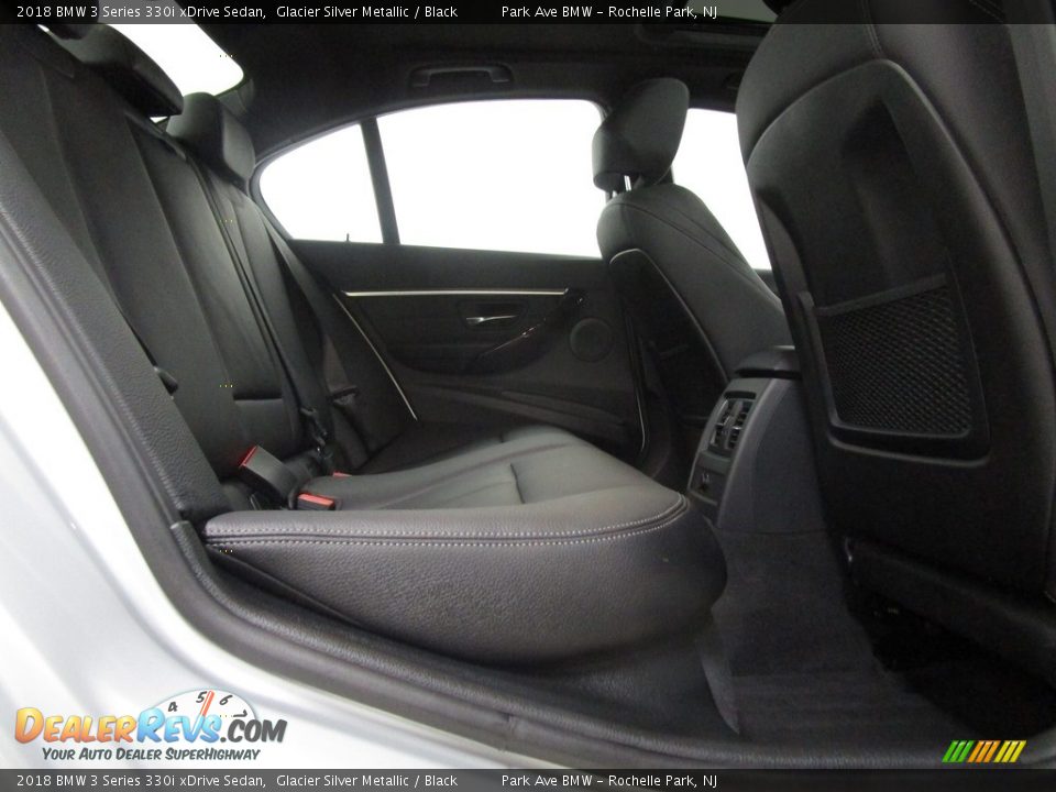 2018 BMW 3 Series 330i xDrive Sedan Glacier Silver Metallic / Black Photo #21