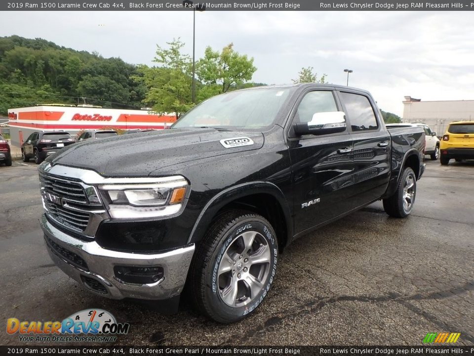 Front 3/4 View of 2019 Ram 1500 Laramie Crew Cab 4x4 Photo #1