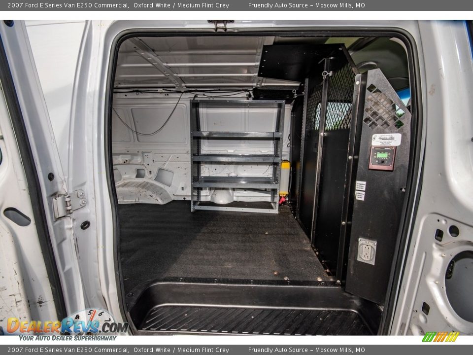 2007 Ford E Series Van E250 Commercial Oxford White / Medium Flint Grey Photo #18