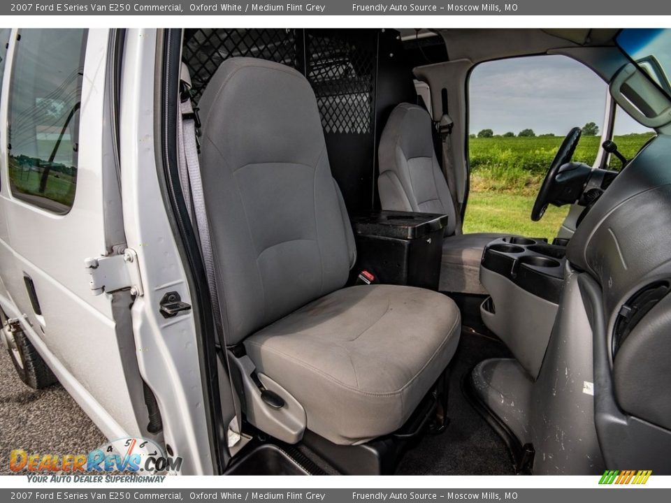 2007 Ford E Series Van E250 Commercial Oxford White / Medium Flint Grey Photo #30