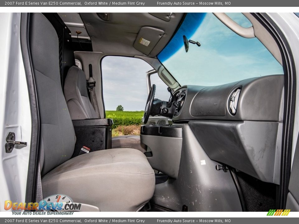 2007 Ford E Series Van E250 Commercial Oxford White / Medium Flint Grey Photo #31