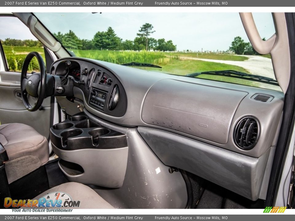 2007 Ford E Series Van E250 Commercial Oxford White / Medium Flint Grey Photo #32