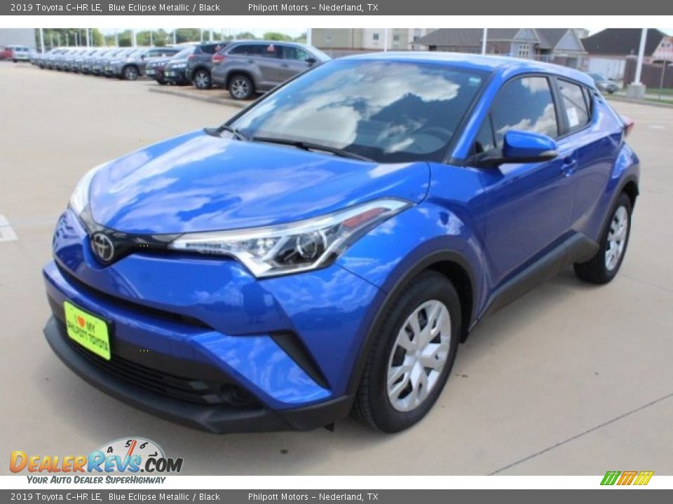 Front 3/4 View of 2019 Toyota C-HR LE Photo #3