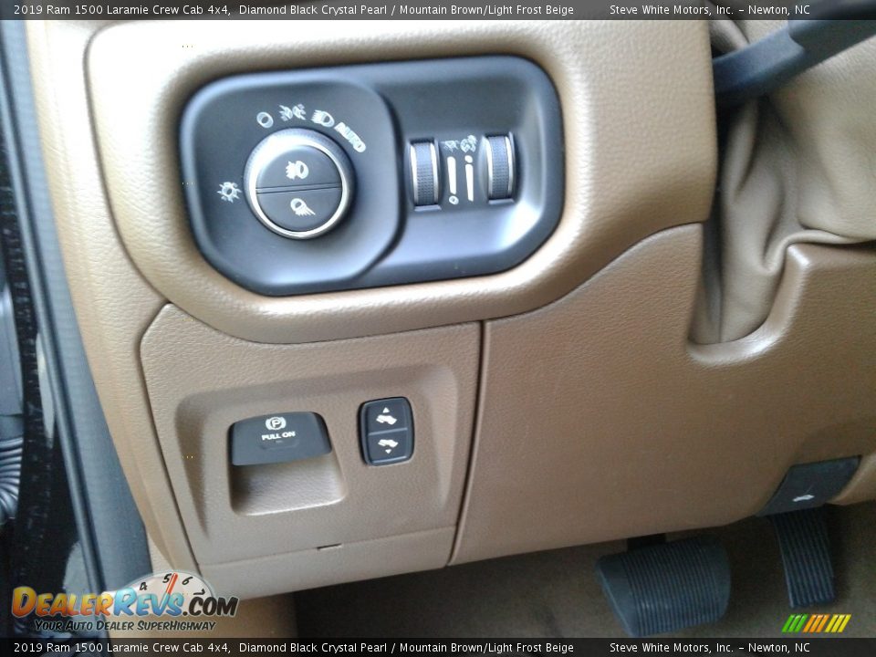 2019 Ram 1500 Laramie Crew Cab 4x4 Diamond Black Crystal Pearl / Mountain Brown/Light Frost Beige Photo #16