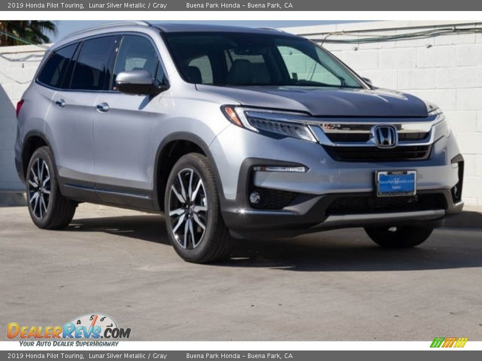 Front 3/4 View of 2019 Honda Pilot Touring Photo #1