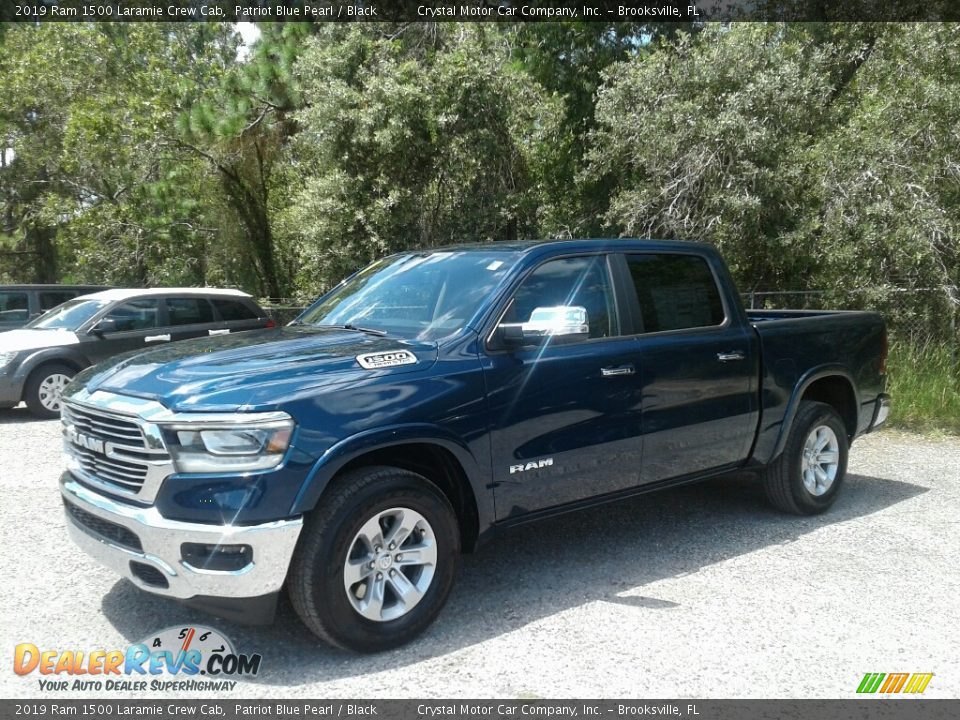 Front 3/4 View of 2019 Ram 1500 Laramie Crew Cab Photo #1