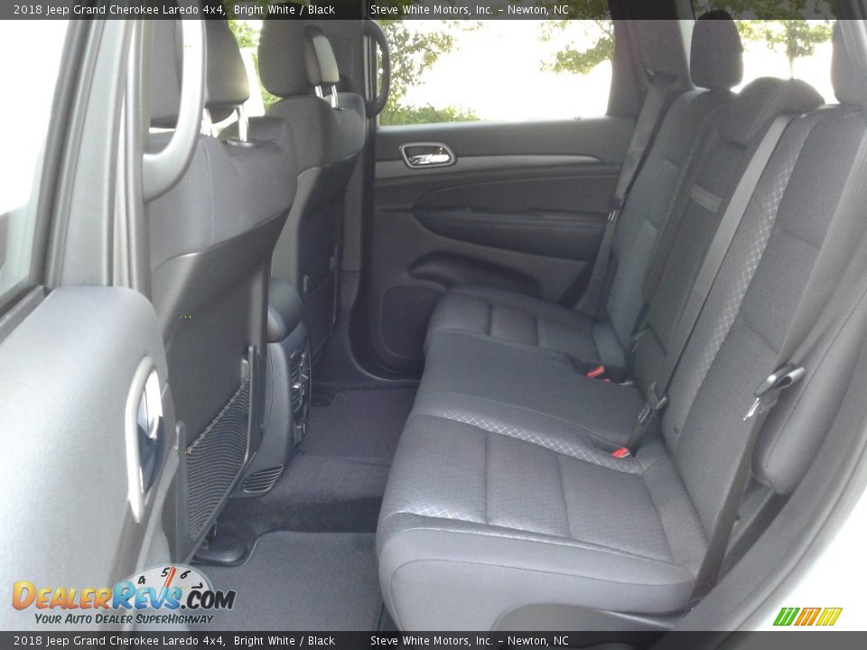 2018 Jeep Grand Cherokee Laredo 4x4 Bright White / Black Photo #11
