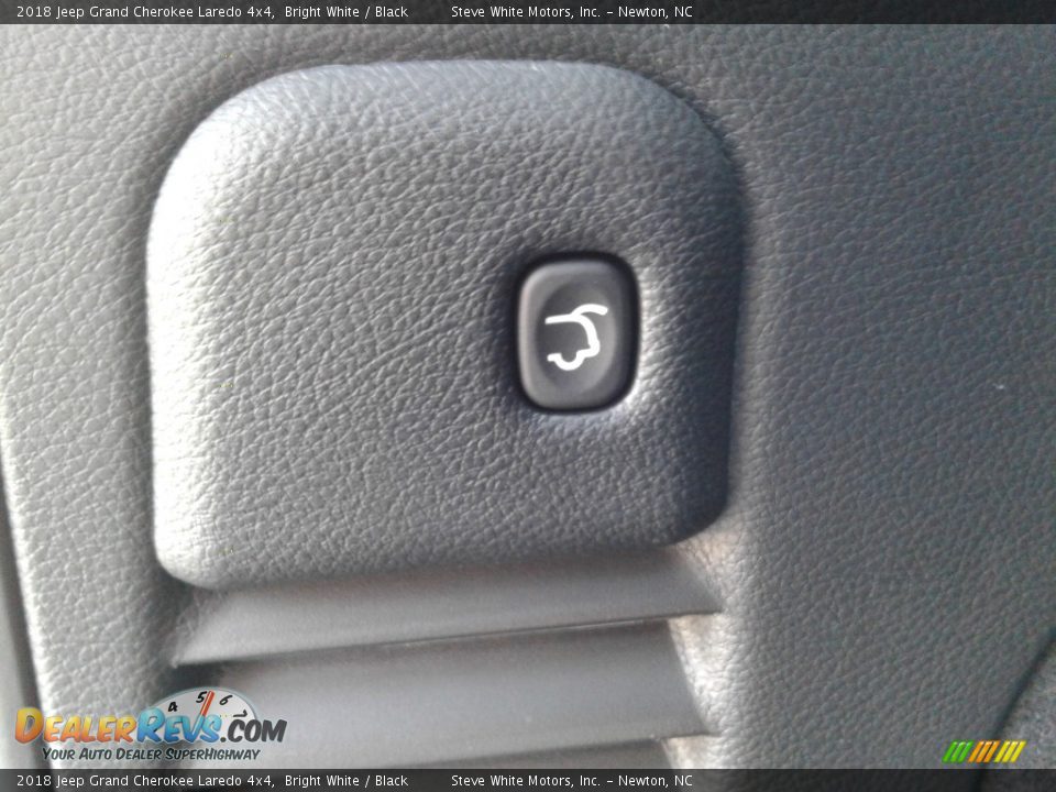 2018 Jeep Grand Cherokee Laredo 4x4 Bright White / Black Photo #12