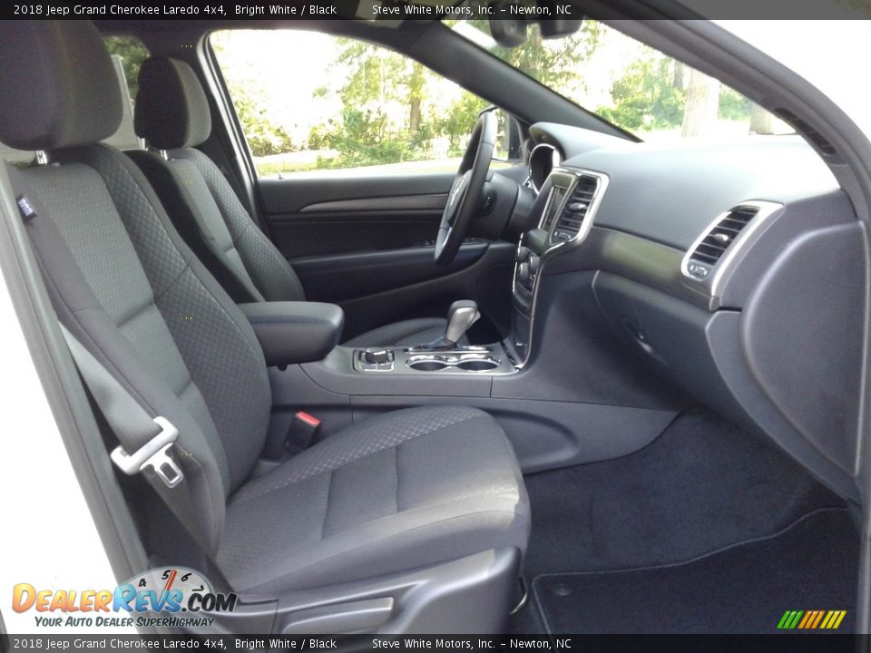 2018 Jeep Grand Cherokee Laredo 4x4 Bright White / Black Photo #16