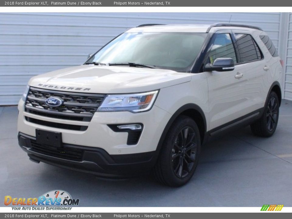 Front 3/4 View of 2018 Ford Explorer XLT Photo #3