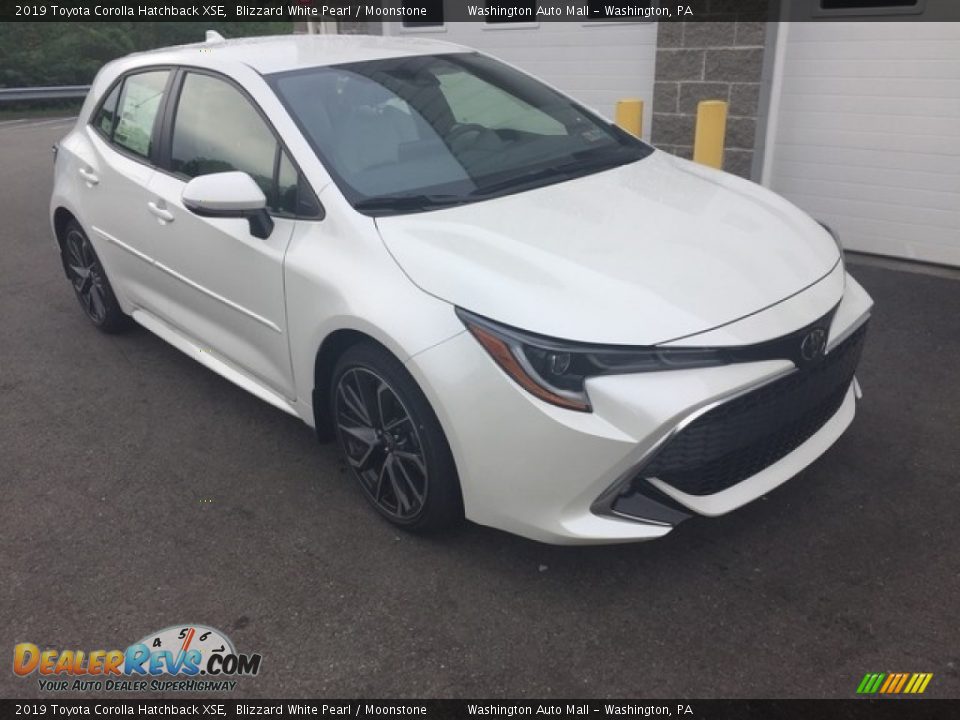 Front 3/4 View of 2019 Toyota Corolla Hatchback XSE Photo #1