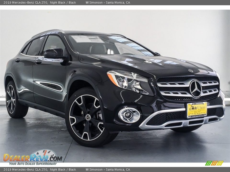 Front 3/4 View of 2019 Mercedes-Benz GLA 250 Photo #12