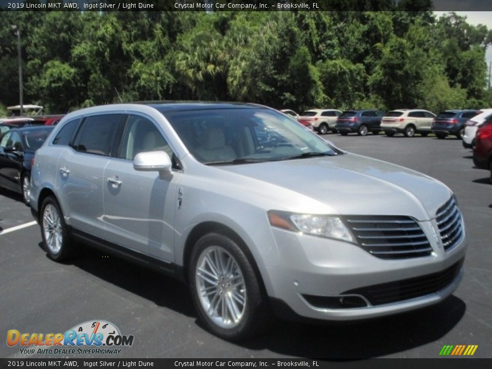 Front 3/4 View of 2019 Lincoln MKT AWD Photo #1