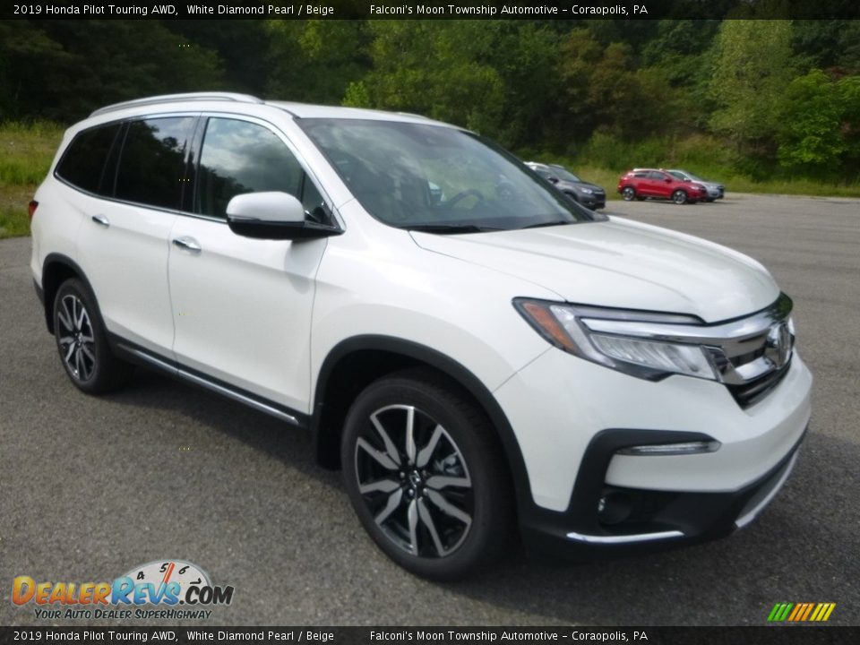 Front 3/4 View of 2019 Honda Pilot Touring AWD Photo #5