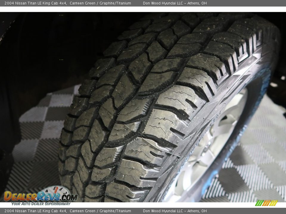 2004 Nissan Titan LE King Cab 4x4 Canteen Green / Graphite/Titanium Photo #21