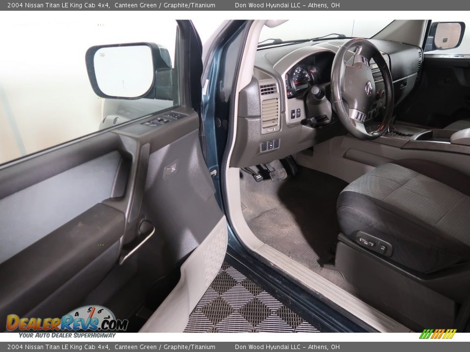 2004 Nissan Titan LE King Cab 4x4 Canteen Green / Graphite/Titanium Photo #27