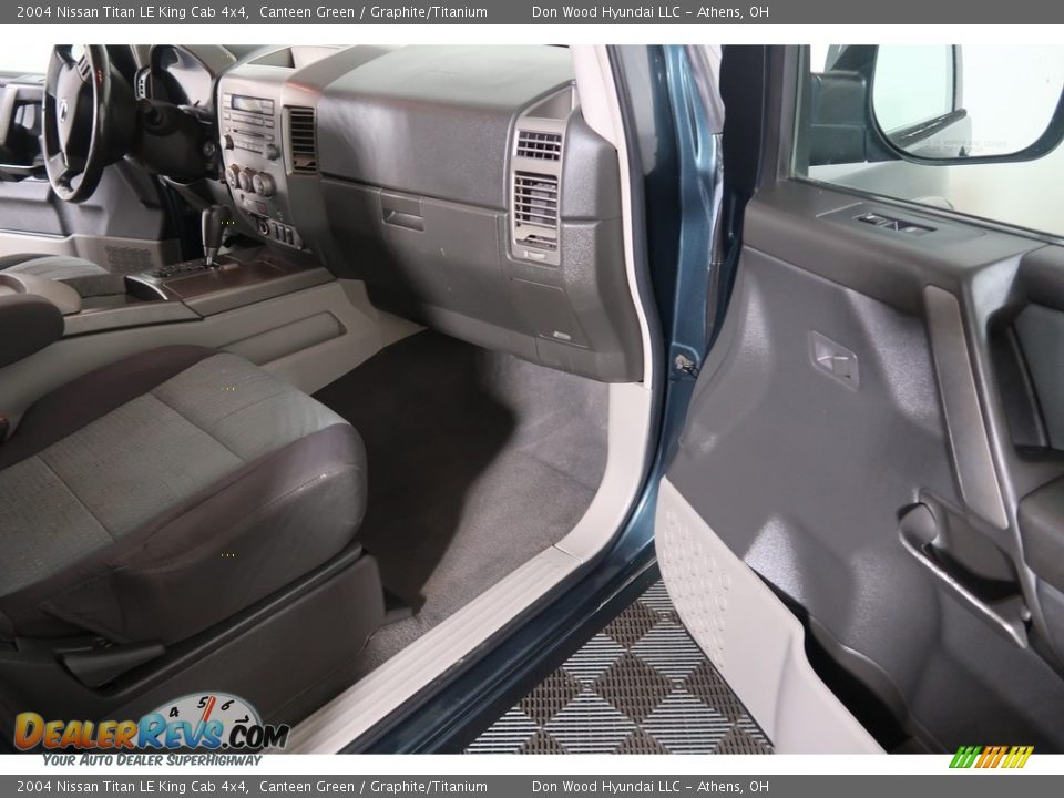2004 Nissan Titan LE King Cab 4x4 Canteen Green / Graphite/Titanium Photo #30