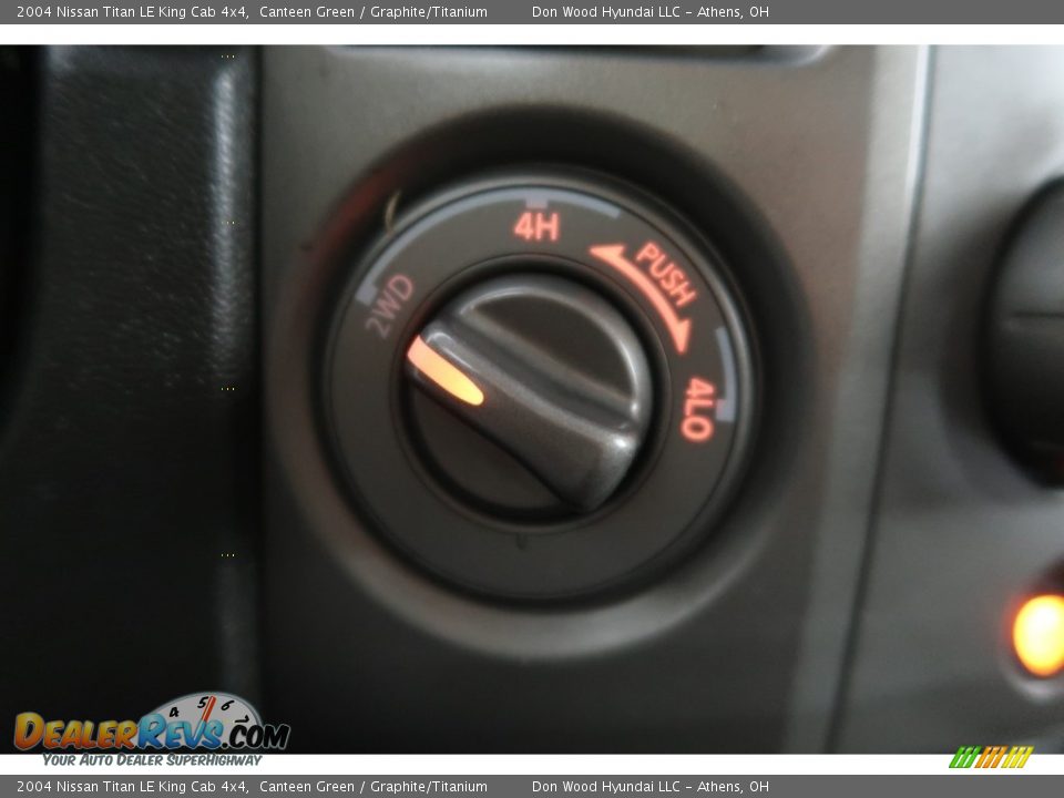 2004 Nissan Titan LE King Cab 4x4 Canteen Green / Graphite/Titanium Photo #34