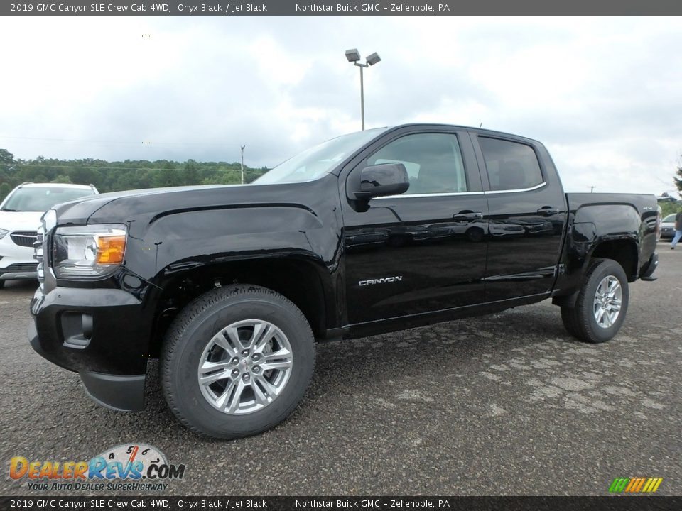 Front 3/4 View of 2019 GMC Canyon SLE Crew Cab 4WD Photo #1