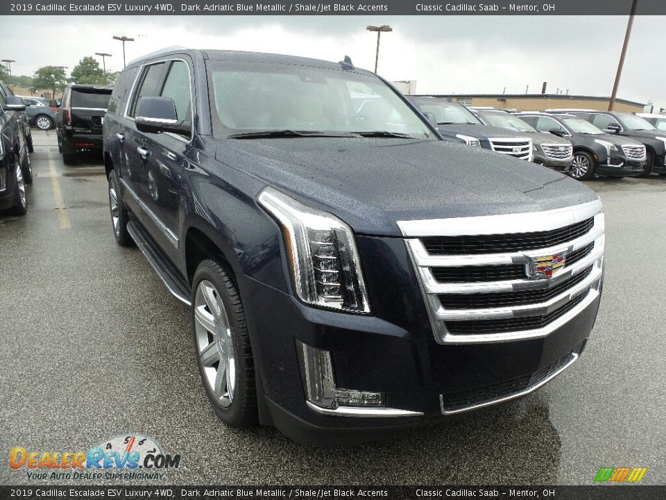 Front 3/4 View of 2019 Cadillac Escalade ESV Luxury 4WD Photo #1