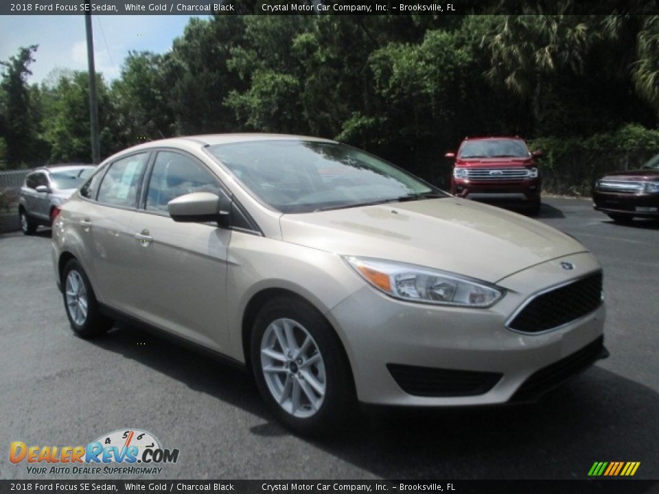2018 Ford Focus SE Sedan White Gold / Charcoal Black Photo #1