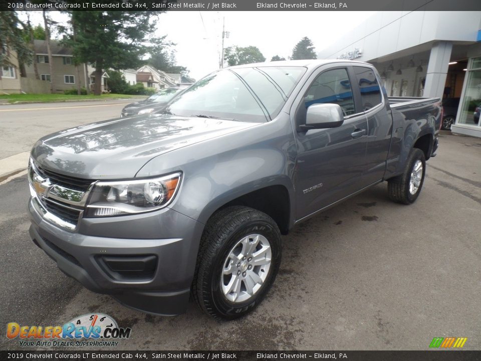 Front 3/4 View of 2019 Chevrolet Colorado LT Extended Cab 4x4 Photo #1