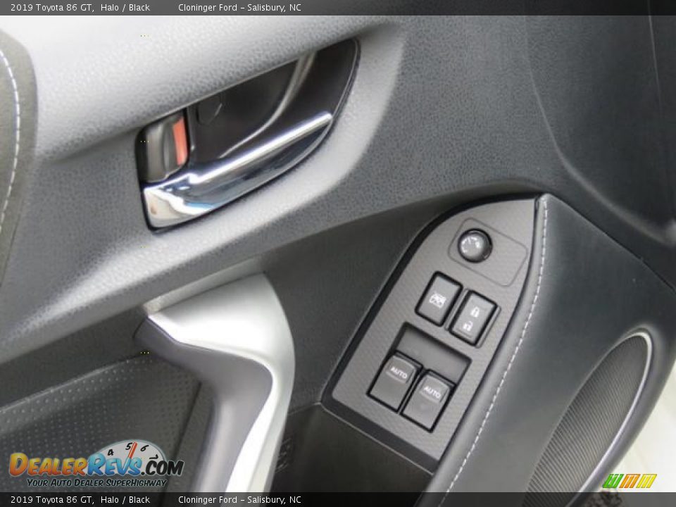 Controls of 2019 Toyota 86 GT Photo #8