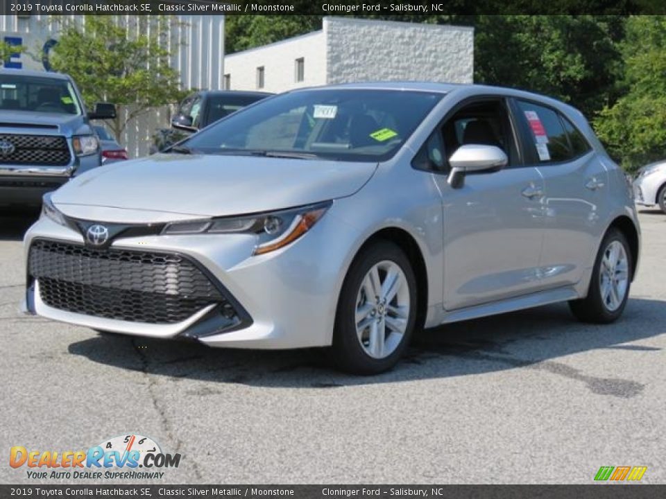 Front 3/4 View of 2019 Toyota Corolla Hatchback SE Photo #3