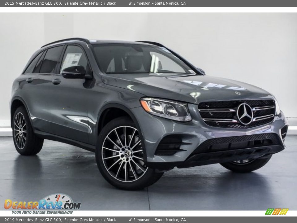 Front 3/4 View of 2019 Mercedes-Benz GLC 300 Photo #12
