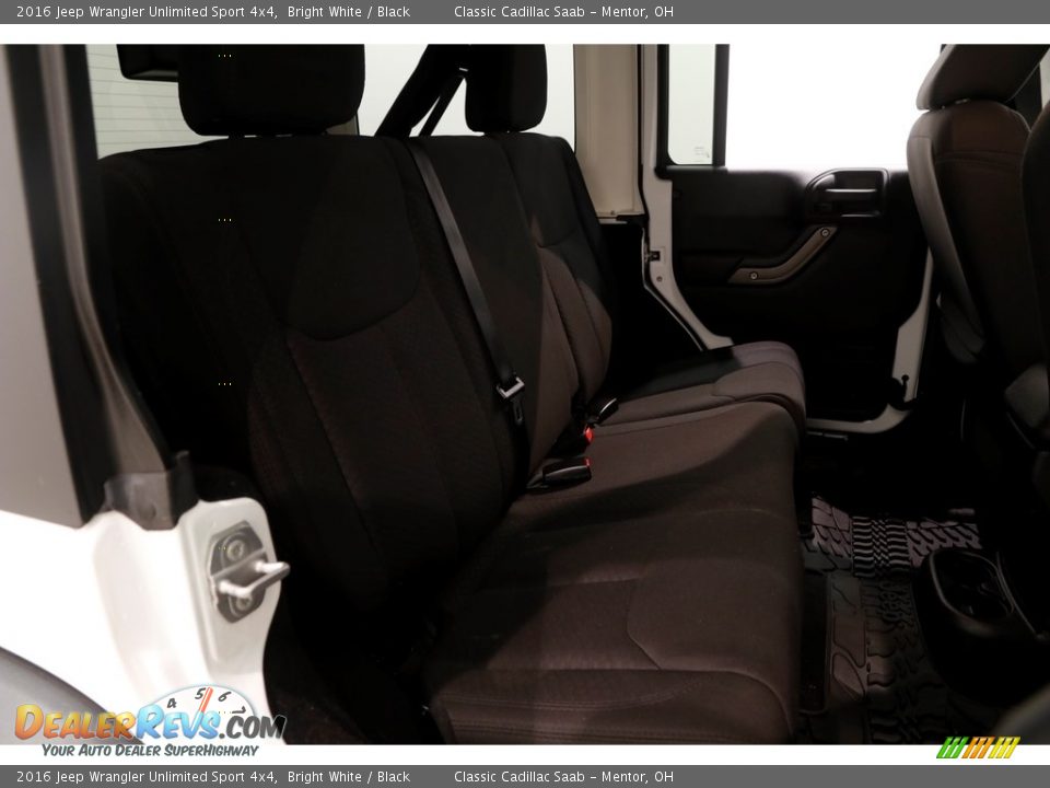 2016 Jeep Wrangler Unlimited Sport 4x4 Bright White / Black Photo #17