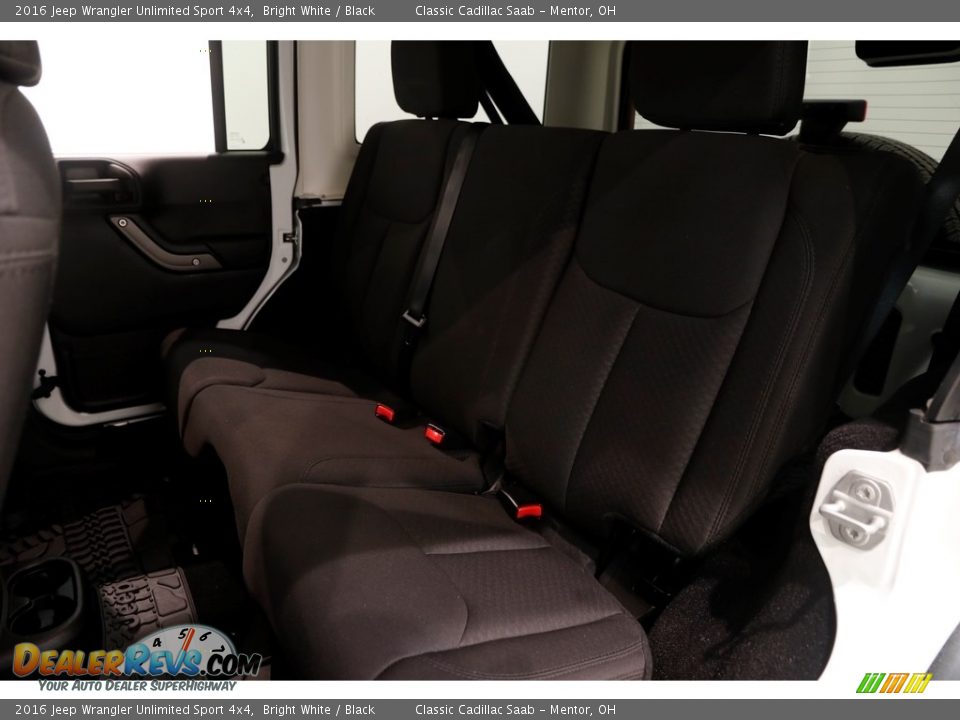 2016 Jeep Wrangler Unlimited Sport 4x4 Bright White / Black Photo #18