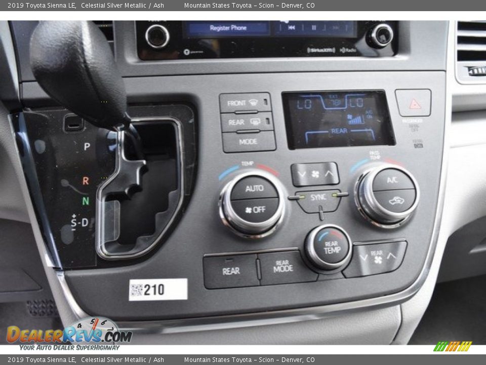 Controls of 2019 Toyota Sienna LE Photo #30