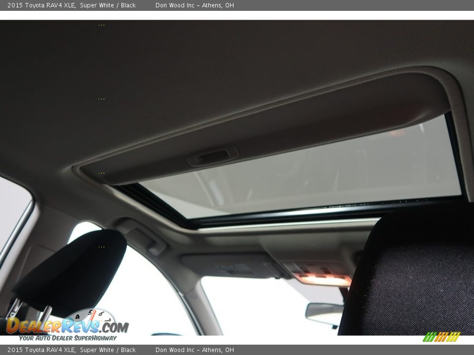 2015 Toyota RAV4 XLE Super White / Black Photo #4