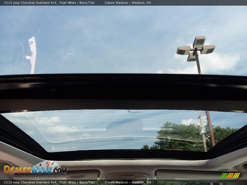 2019 Jeep Cherokee Overland 4x4 Pearl White / Black/Tan Photo #17