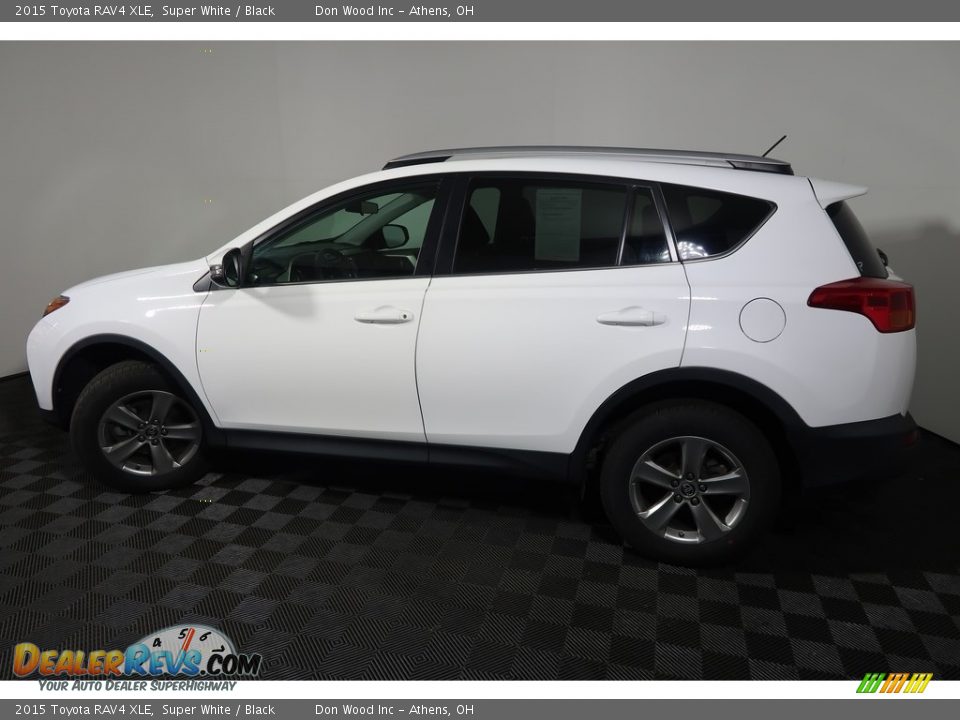 2015 Toyota RAV4 XLE Super White / Black Photo #10