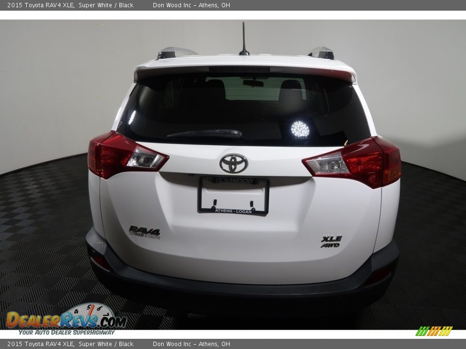 2015 Toyota RAV4 XLE Super White / Black Photo #12