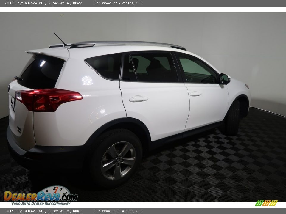 2015 Toyota RAV4 XLE Super White / Black Photo #14