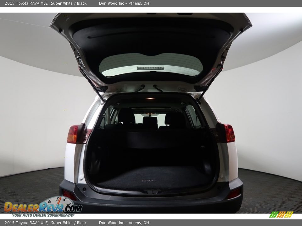 2015 Toyota RAV4 XLE Super White / Black Photo #30