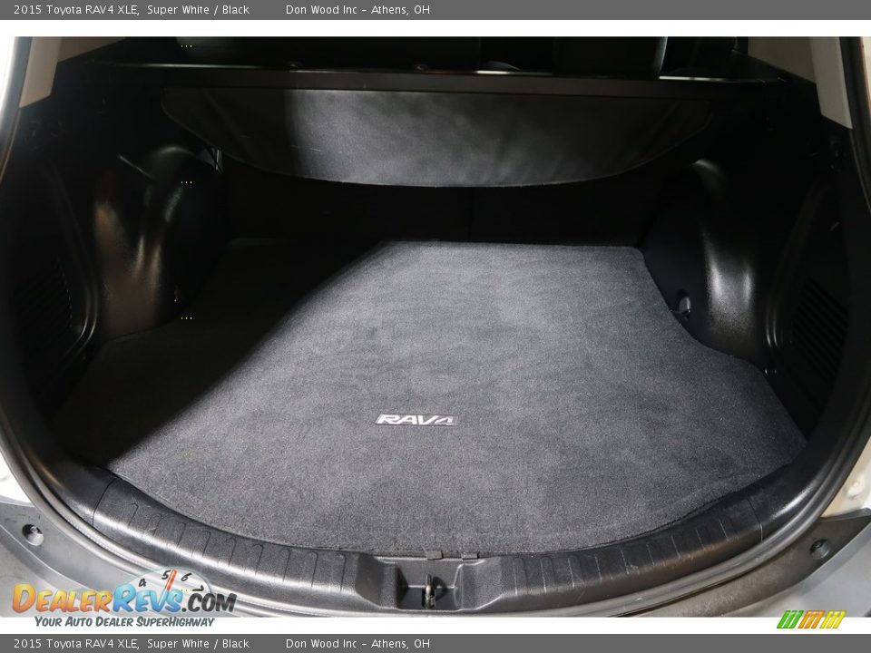 2015 Toyota RAV4 XLE Super White / Black Photo #31