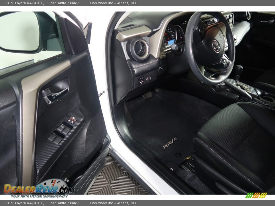 2015 Toyota RAV4 XLE Super White / Black Photo #34