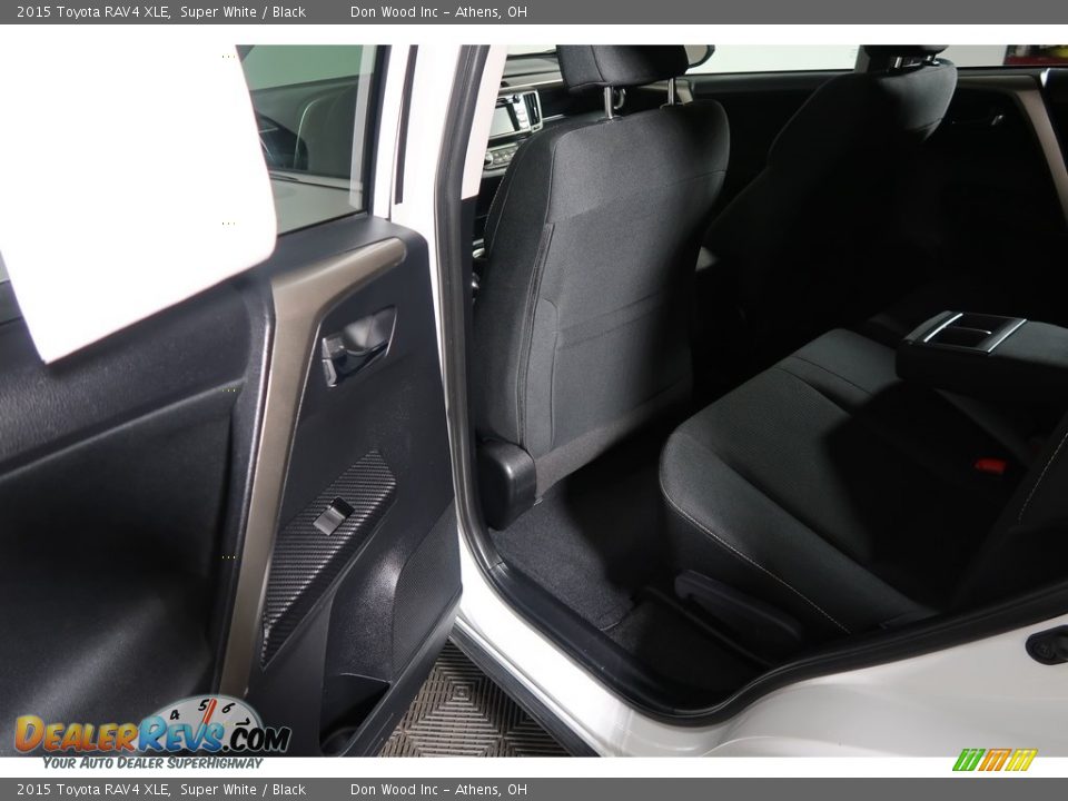 2015 Toyota RAV4 XLE Super White / Black Photo #35