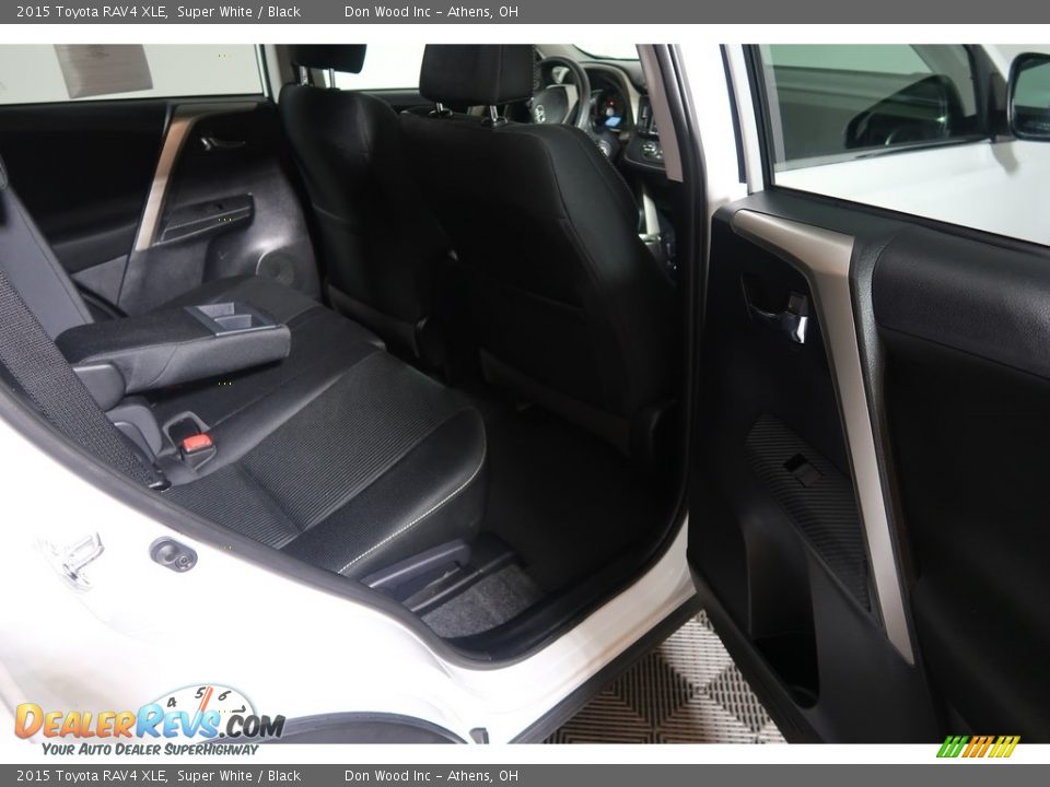 2015 Toyota RAV4 XLE Super White / Black Photo #36