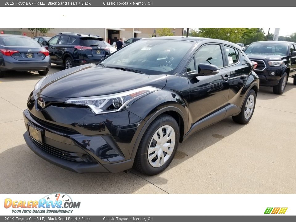 Front 3/4 View of 2019 Toyota C-HR LE Photo #1
