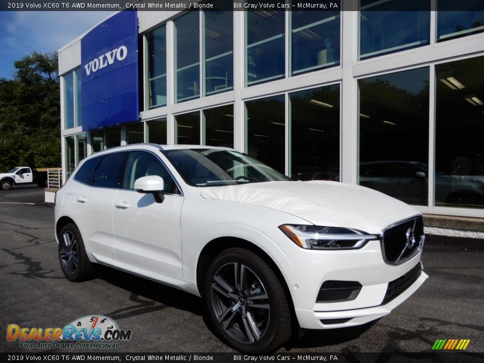 Front 3/4 View of 2019 Volvo XC60 T6 AWD Momentum Photo #1