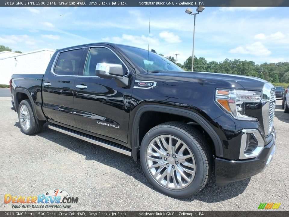 Front 3/4 View of 2019 GMC Sierra 1500 Denali Crew Cab 4WD Photo #3