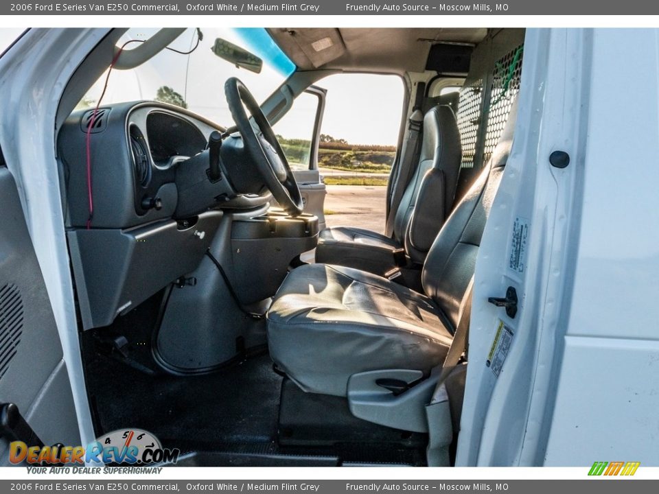 2006 Ford E Series Van E250 Commercial Oxford White / Medium Flint Grey Photo #25