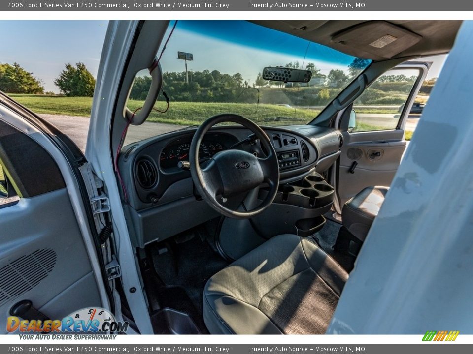 2006 Ford E Series Van E250 Commercial Oxford White / Medium Flint Grey Photo #26