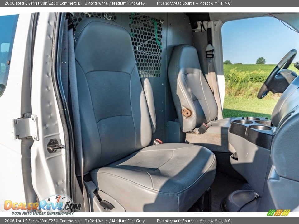 2006 Ford E Series Van E250 Commercial Oxford White / Medium Flint Grey Photo #28