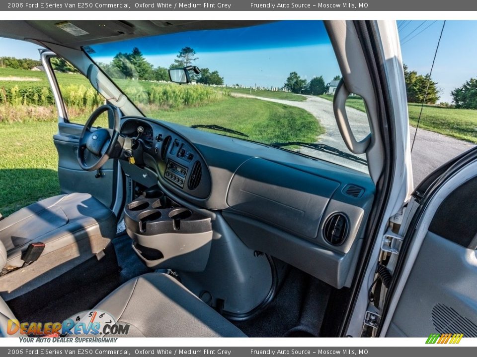 2006 Ford E Series Van E250 Commercial Oxford White / Medium Flint Grey Photo #30