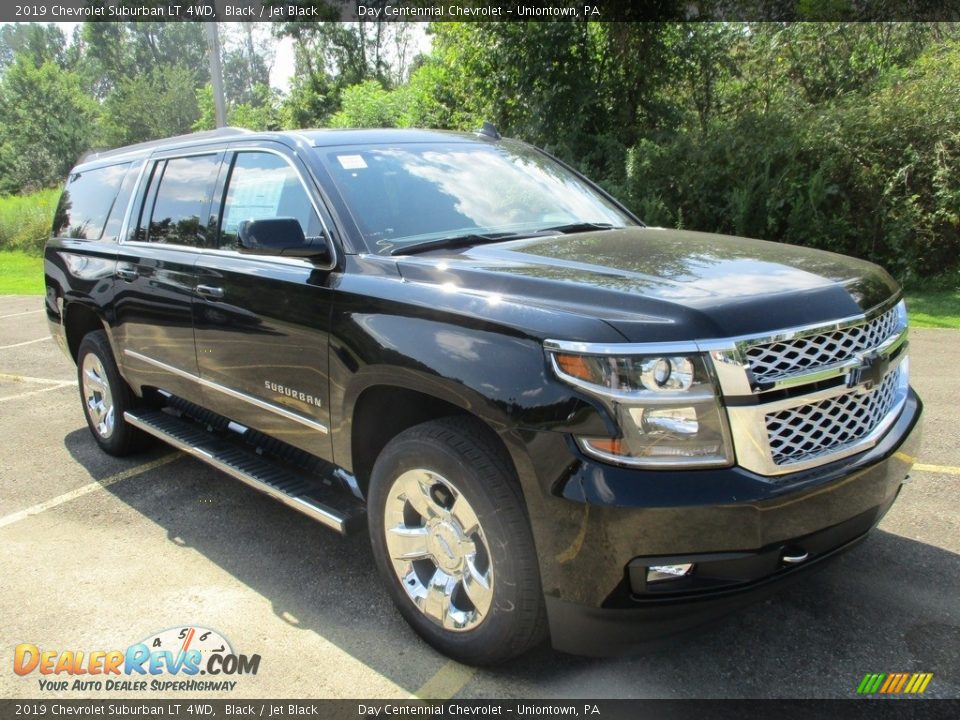 Front 3/4 View of 2019 Chevrolet Suburban LT 4WD Photo #9
